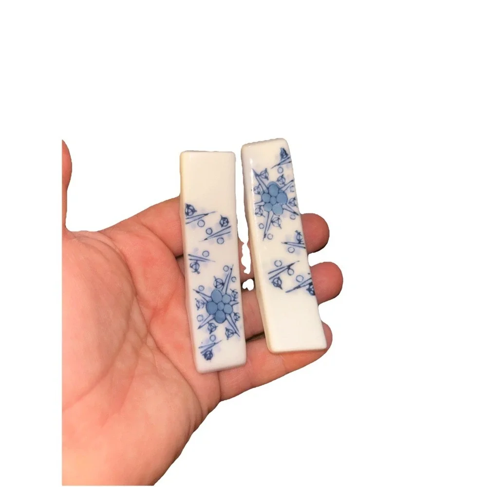 SET OF 2 VINTAGE ASIAN CHOPSTICK/KNIFE REST Blue White Floral